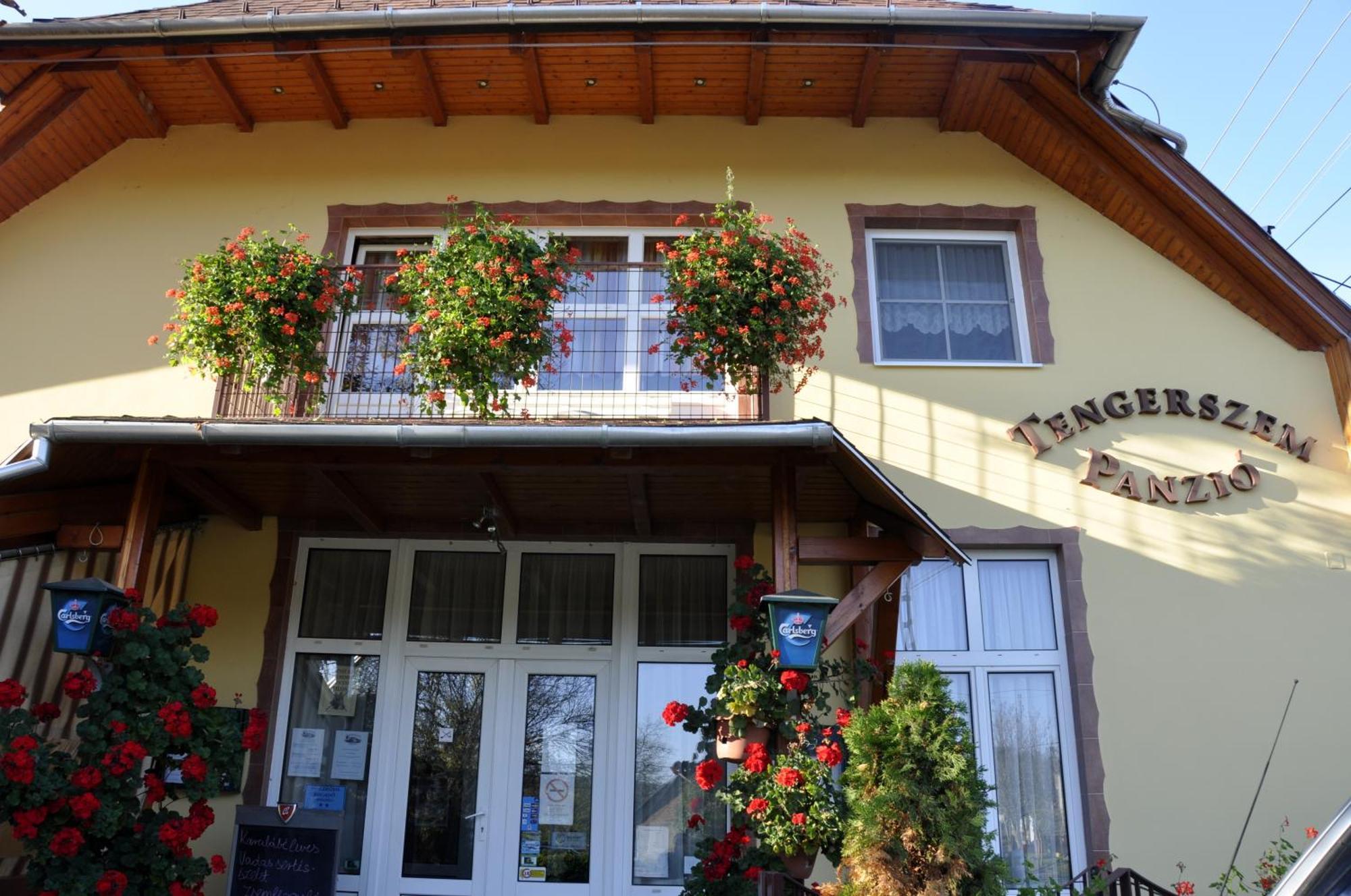 Tengerszem Panzio Bed & Breakfast Bank  Ngoại thất bức ảnh