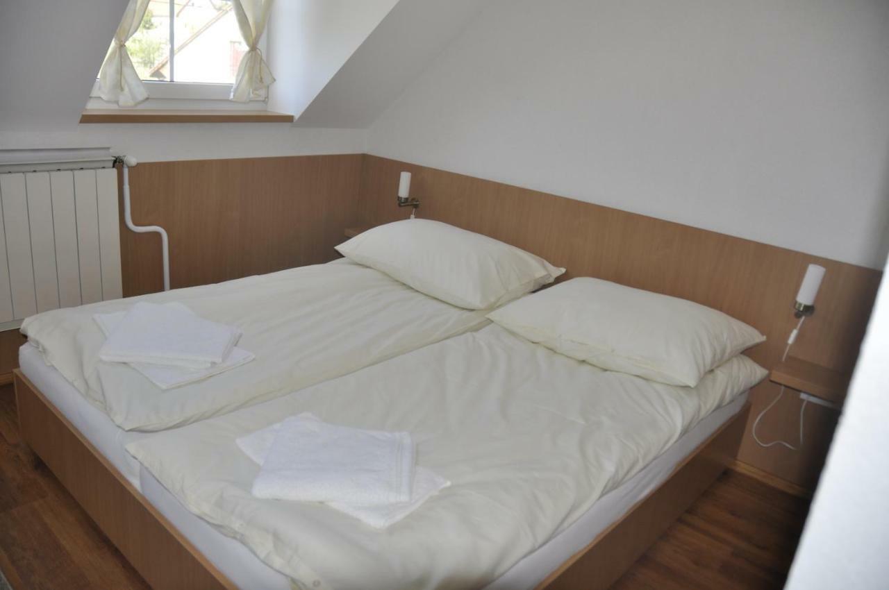 Tengerszem Panzio Bed & Breakfast Bank  Ngoại thất bức ảnh